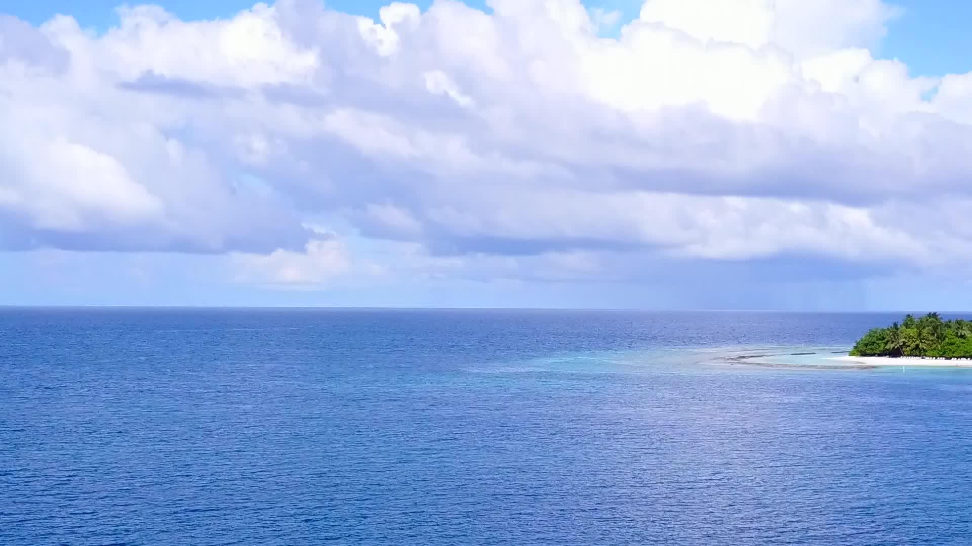 完美的海湾海滩海滩以蓝色的海洋和白色的沙子为背景视频的预览图