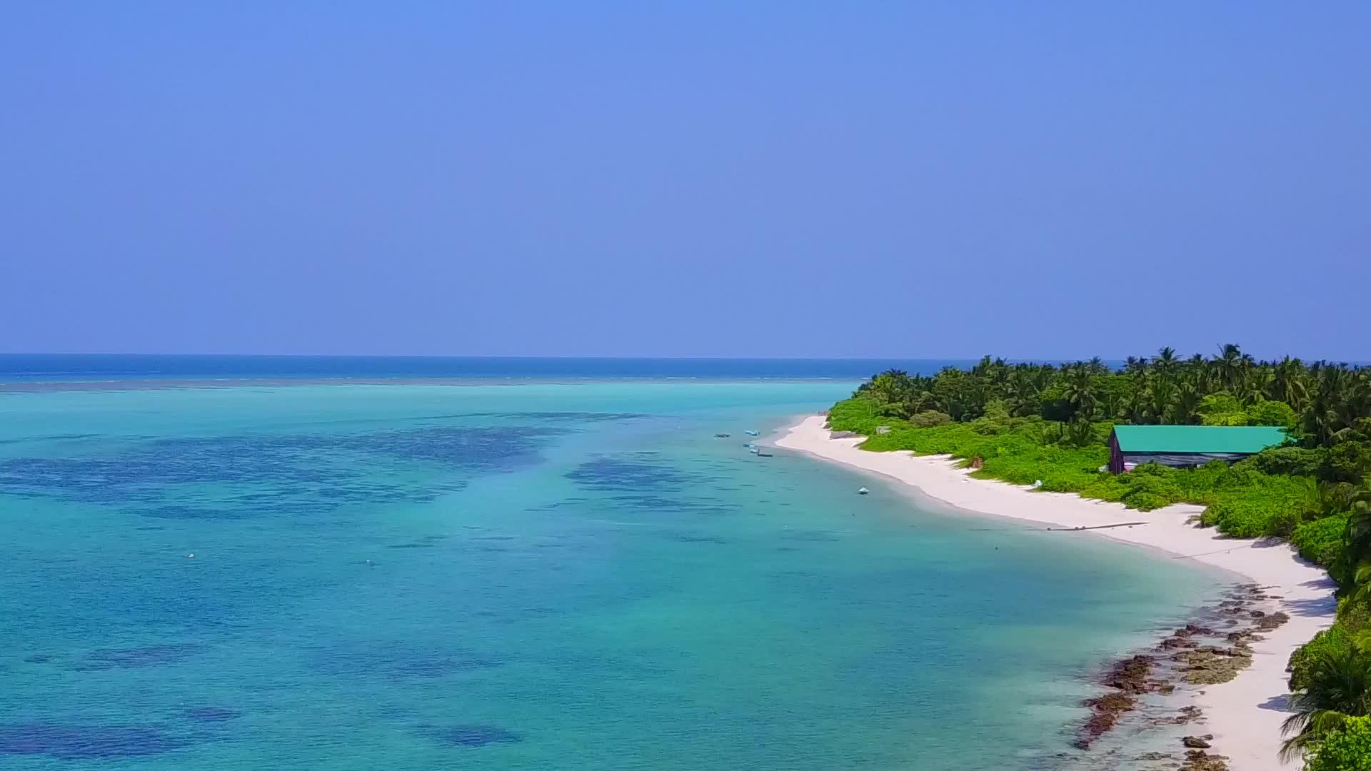 蓝色的海洋和清洁的沙滩背景海底海岸海滩假日空中无人驾驶视频的预览图