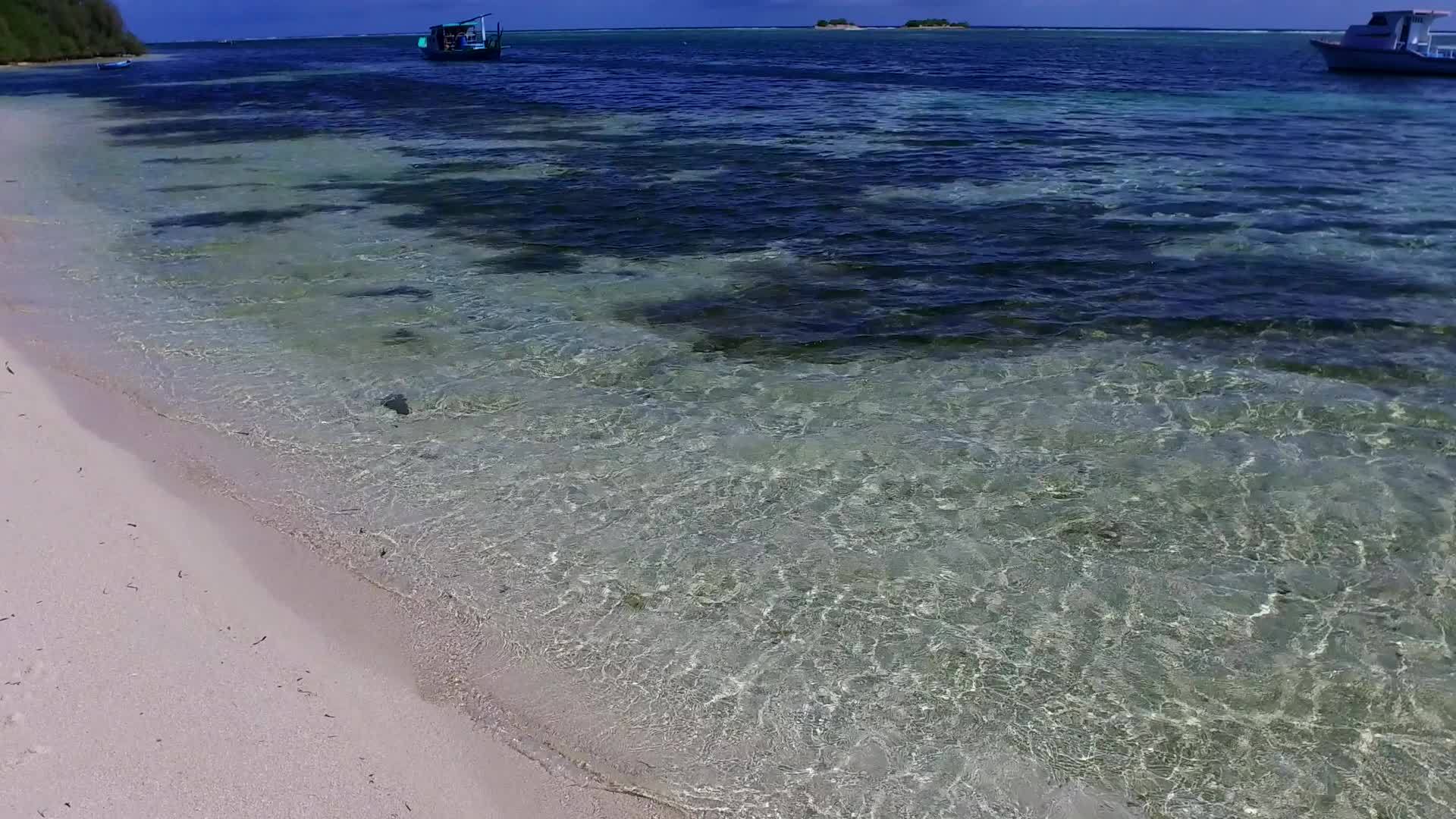 完美的沿海海滩以透明的海面和白色的海滩为背景在空中无人驾驶视频的预览图