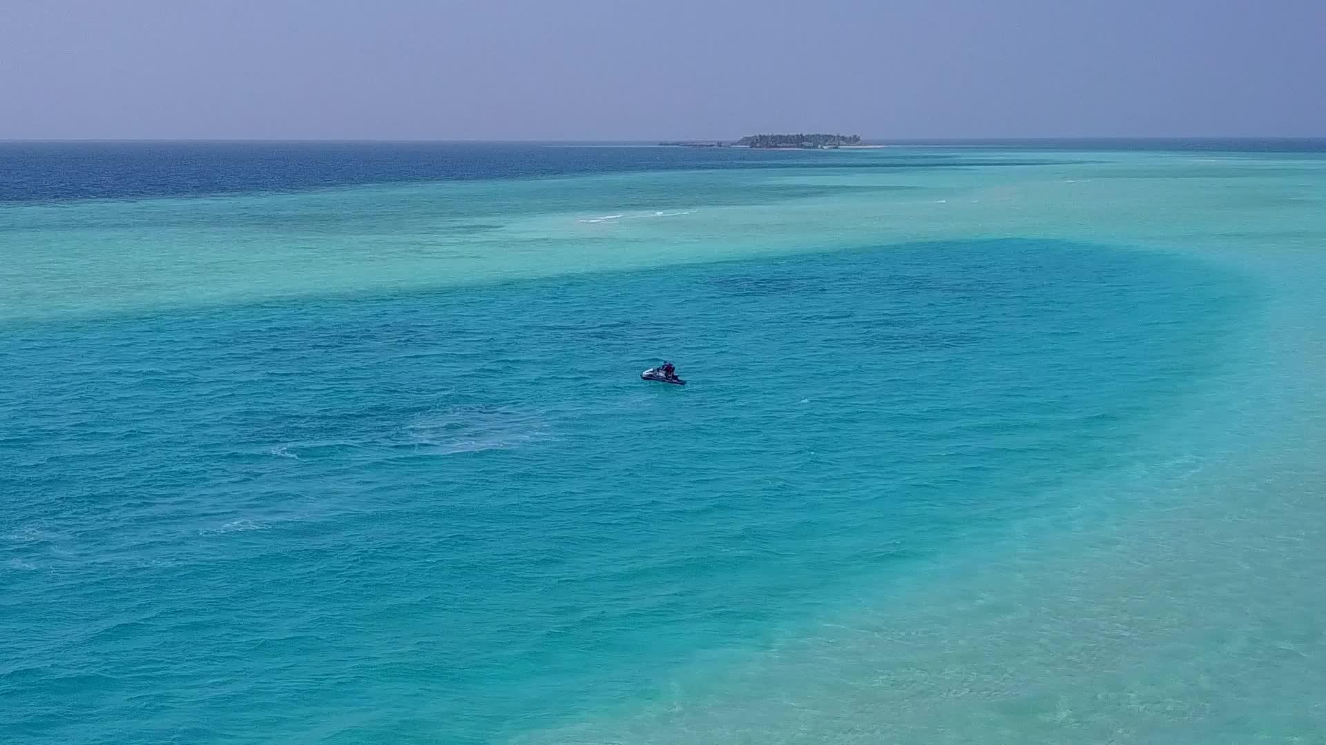 蓝色海洋和白色和白色沙滩背景环礁湖海滩假日空中无人驾驶视频的预览图