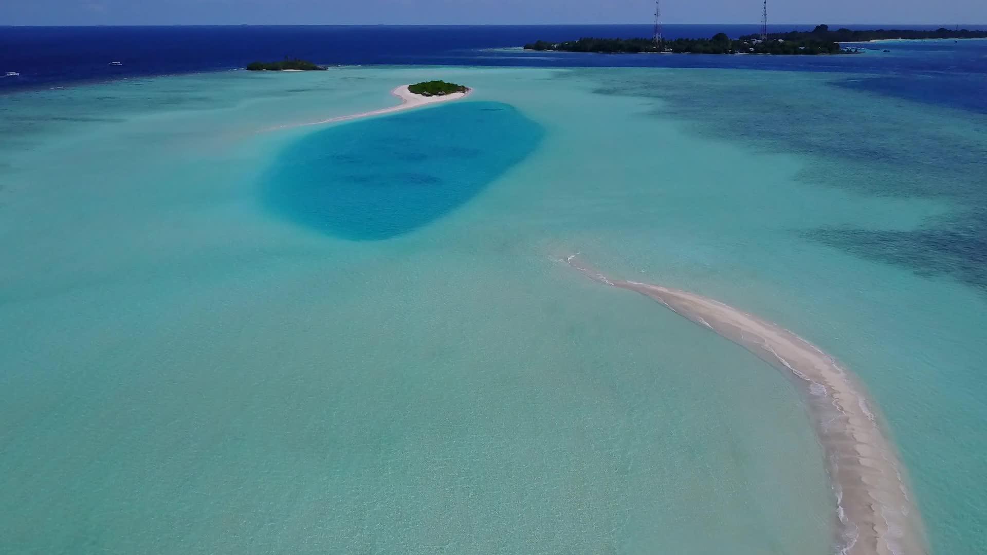海上海岸海滩以清水和白沙土为背景视频的预览图