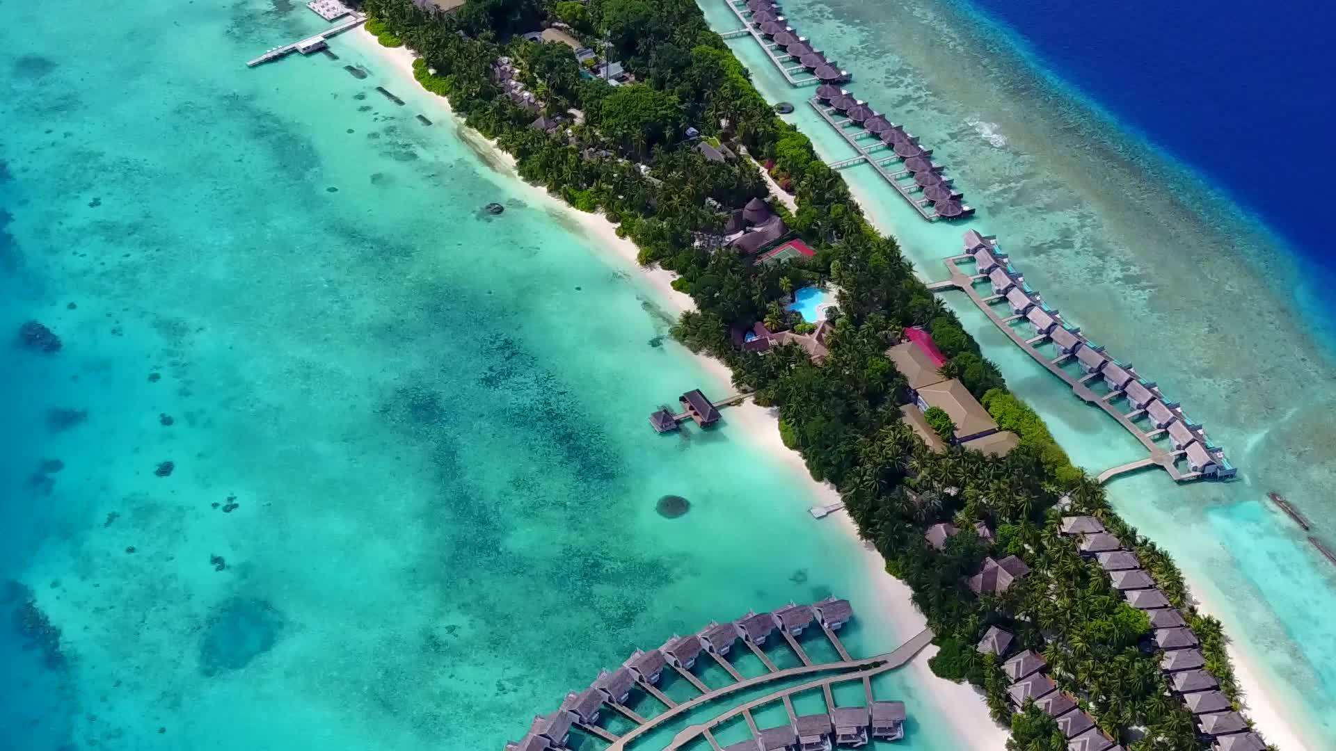 美丽的海岸海滩海景由蓝环礁白沙背景的蓝环礁组成视频的预览图