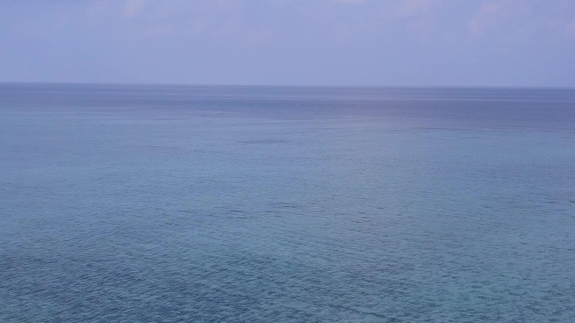 利用浅海和白沙背景的浅海放松旅游海滩时间的空抽象视频的预览图