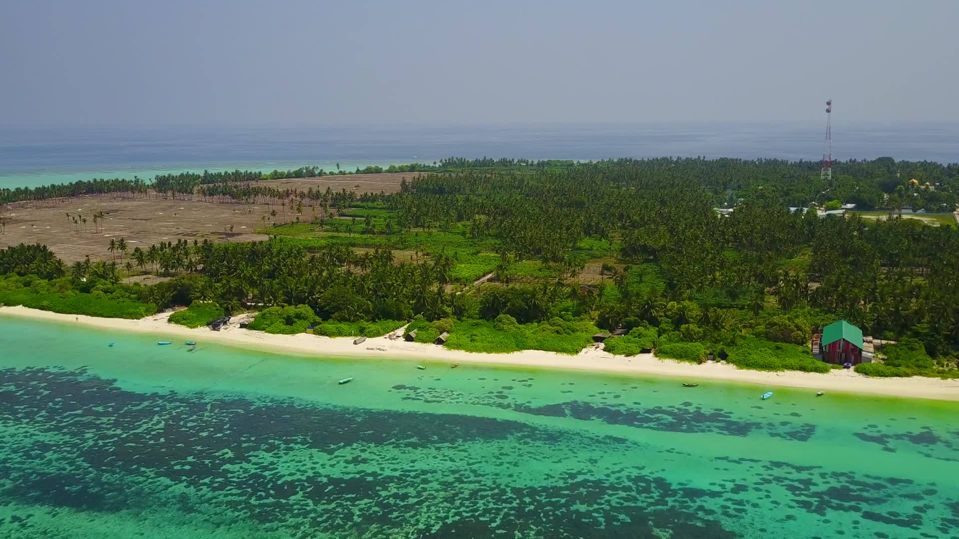 在蓝海和白沙的背景下放松旅游海滩度假的无人机景观视频的预览图