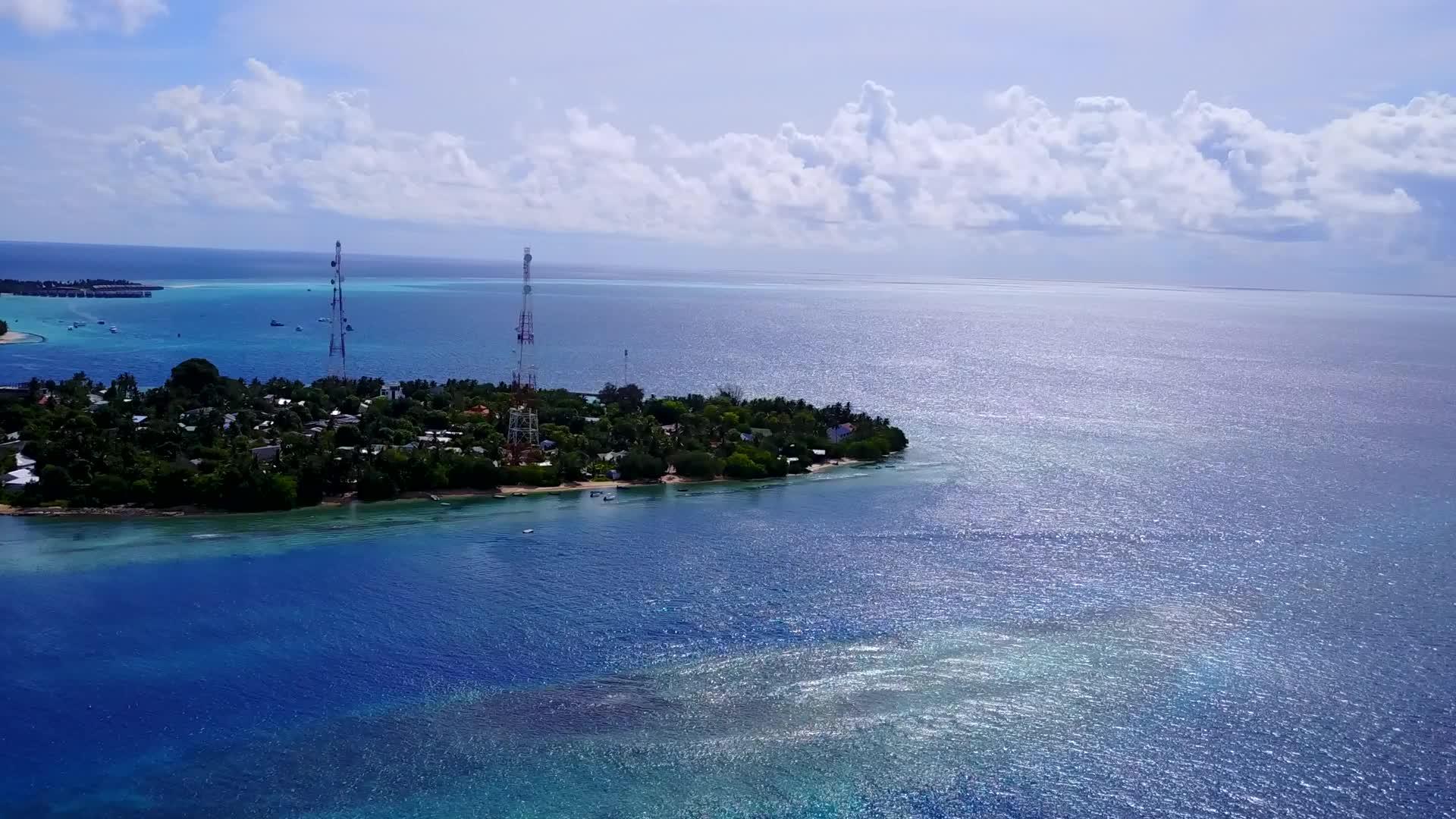 在蓝色的水和明亮的沙滩背景下宁静的海湾海滩之旅视频的预览图