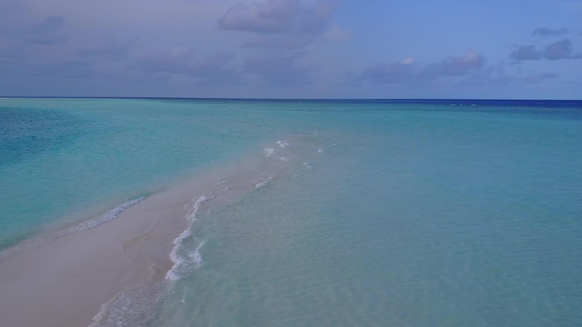 伊德利克湾海滩由蓝环礁湖和浅沙环礁探索视频的预览图