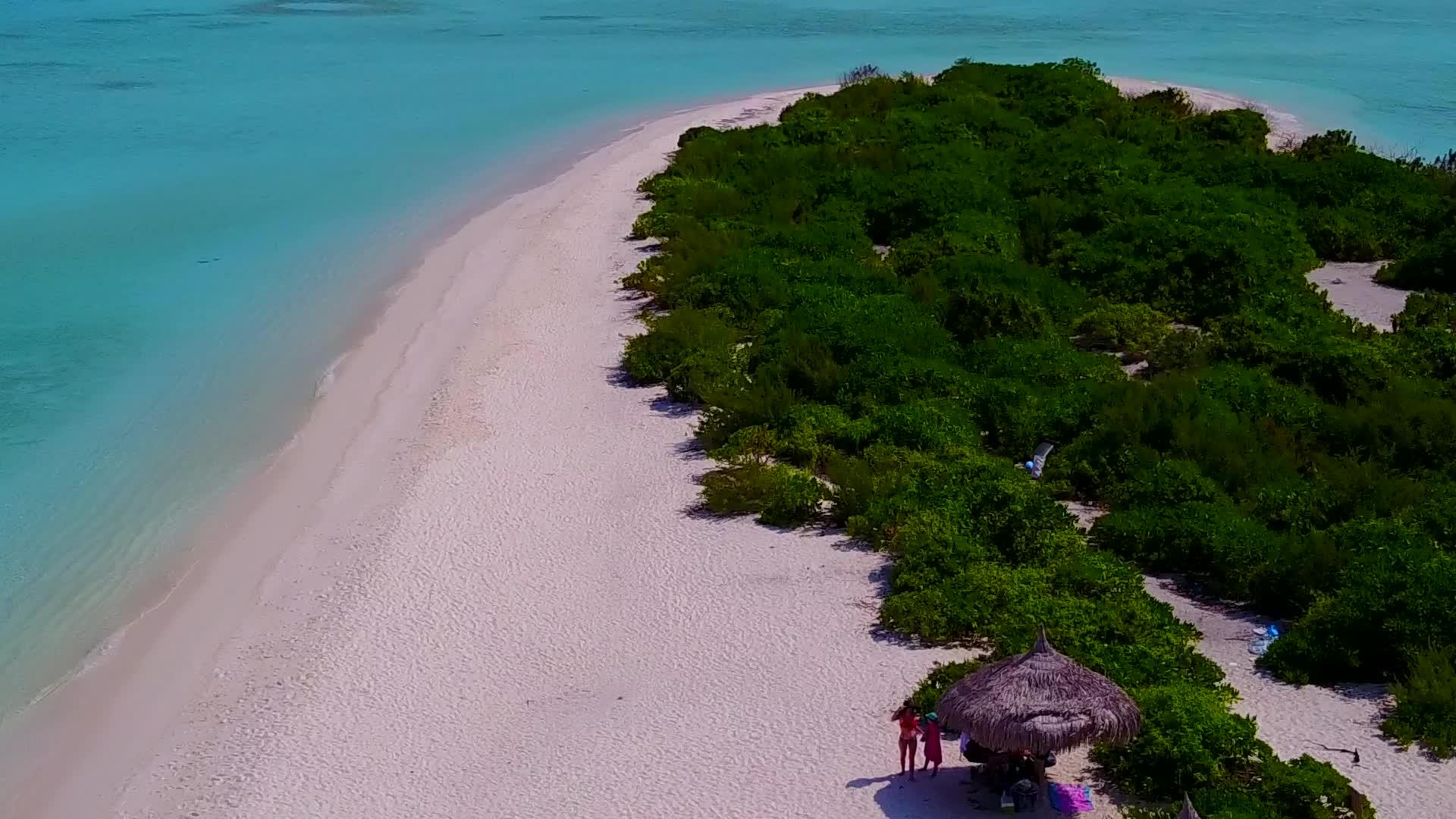 完美的海岸线海滩时间透明的海面和白色的海滩背景视频的预览图