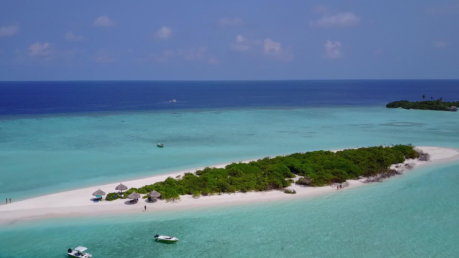 蓝色海洋和白色海滩背景热带海滩海滩探索空中观景空间视频的预览图