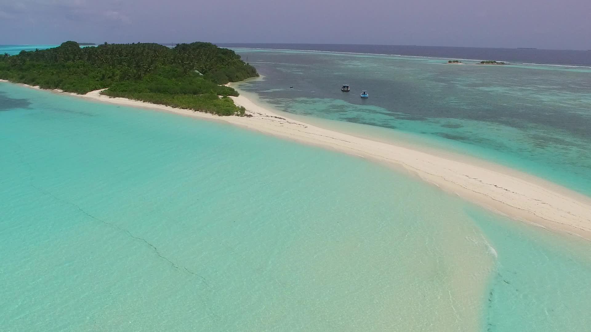 海滨海滩航行采用蓝色水和浅沙背景进行海湾旅游视频的预览图