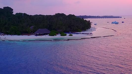 以蓝海和白沙为背景放松环礁湖海滩的空中观景场景视频的预览图