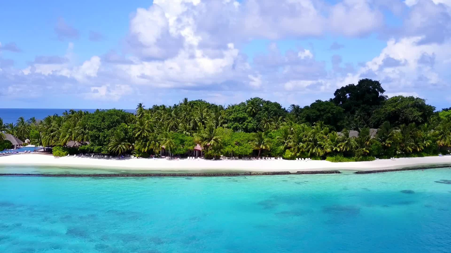 蓝海以白沙为背景在海滩上探索平静的度假胜地视频的预览图