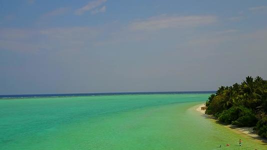 白沙背景蓝绿色海洋度假海滩度假空中无人机全景视频的预览图