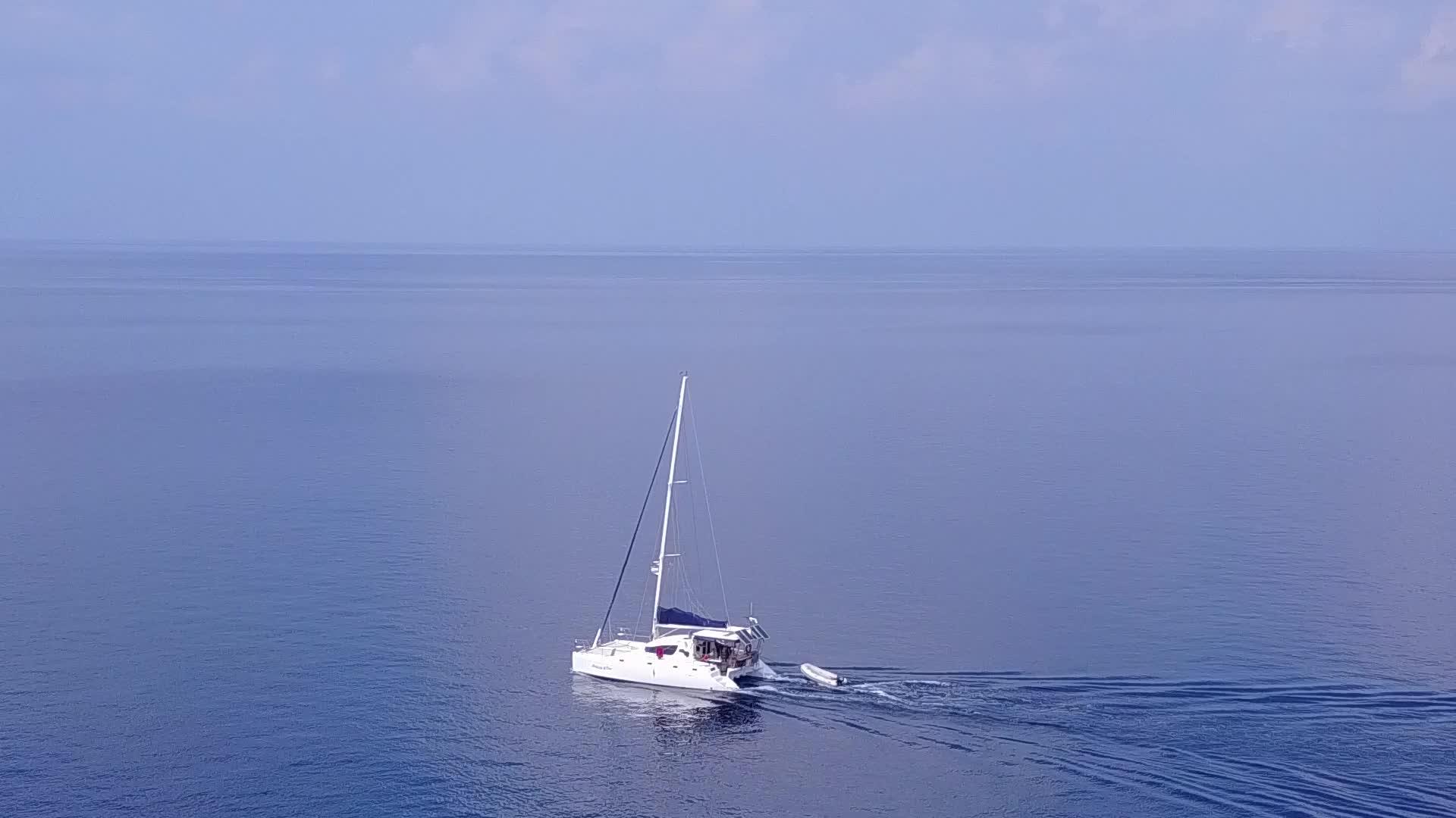 在蓝绿色泻湖和白沙的背景下有一个安静的旅游海滩度假视频的预览图