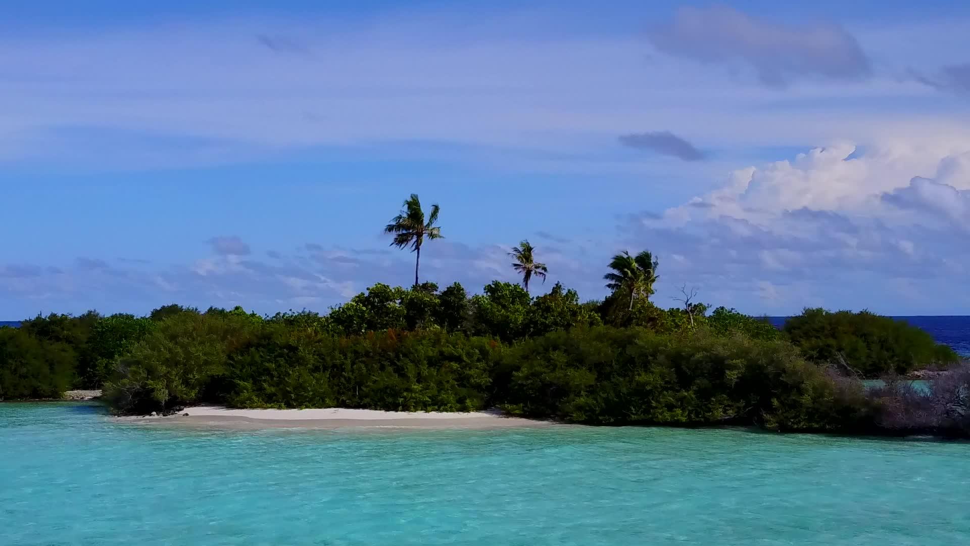 通过蓝绿色的水和干净的沙土背景观察异国岛屿海滩的破碎景观视频的预览图