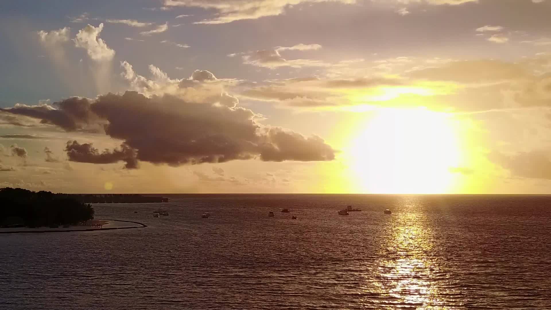 以白沙背景的清环礁湖为例在宁静的海滩上旅行视频的预览图