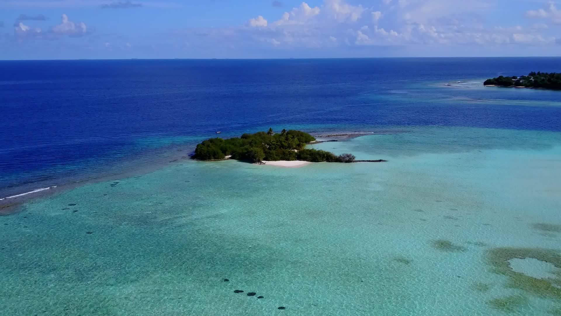 白沙背景蓝海宁静海景海滩之旅视频的预览图