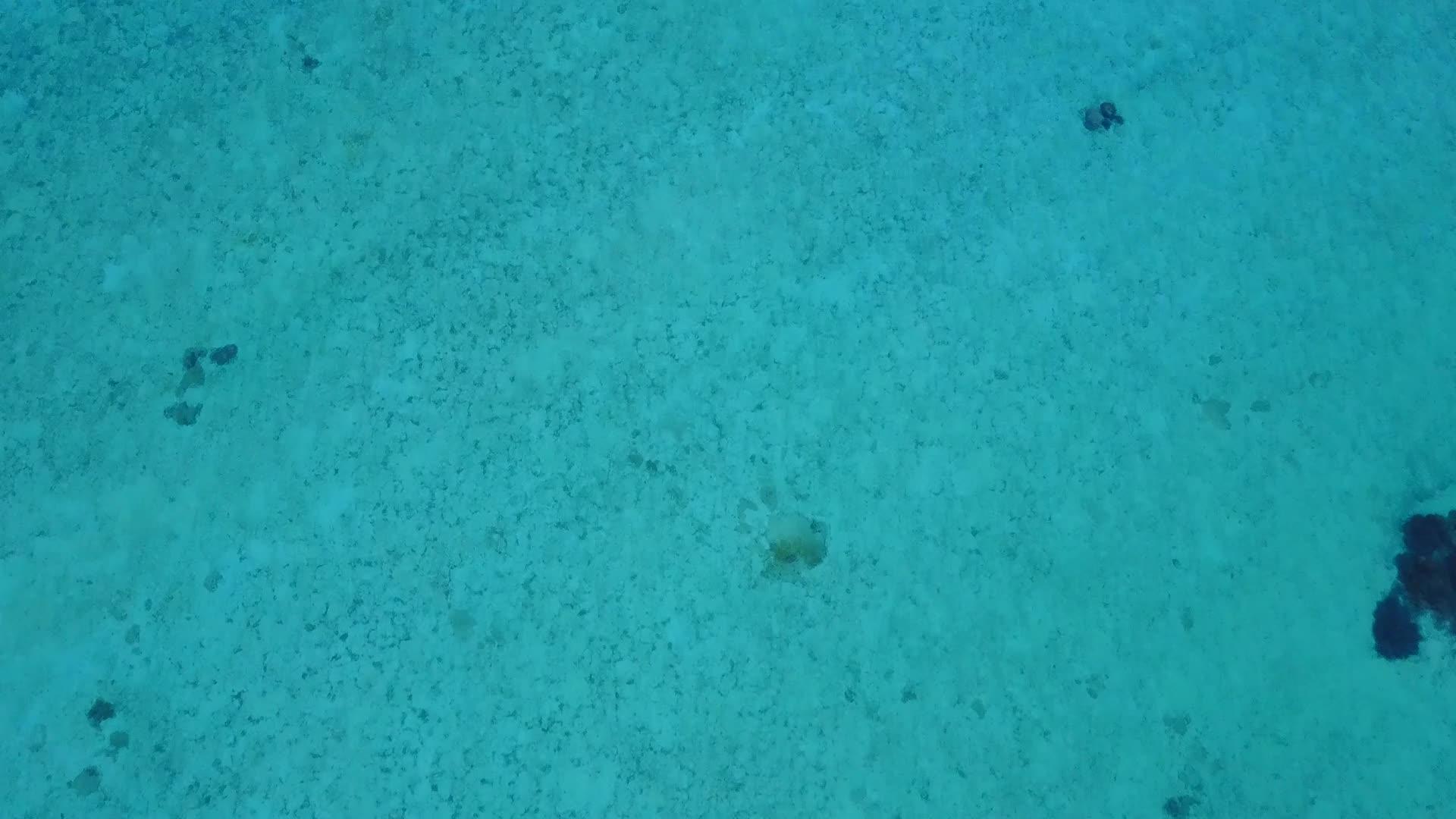 蓝色环礁湖和白色海滩背景的异国海滩生活方式视频的预览图