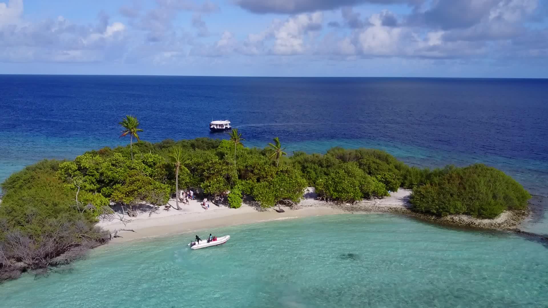 无人驾驶无人驾驶飞机观看天堂礁湖海滩度假视频的预览图