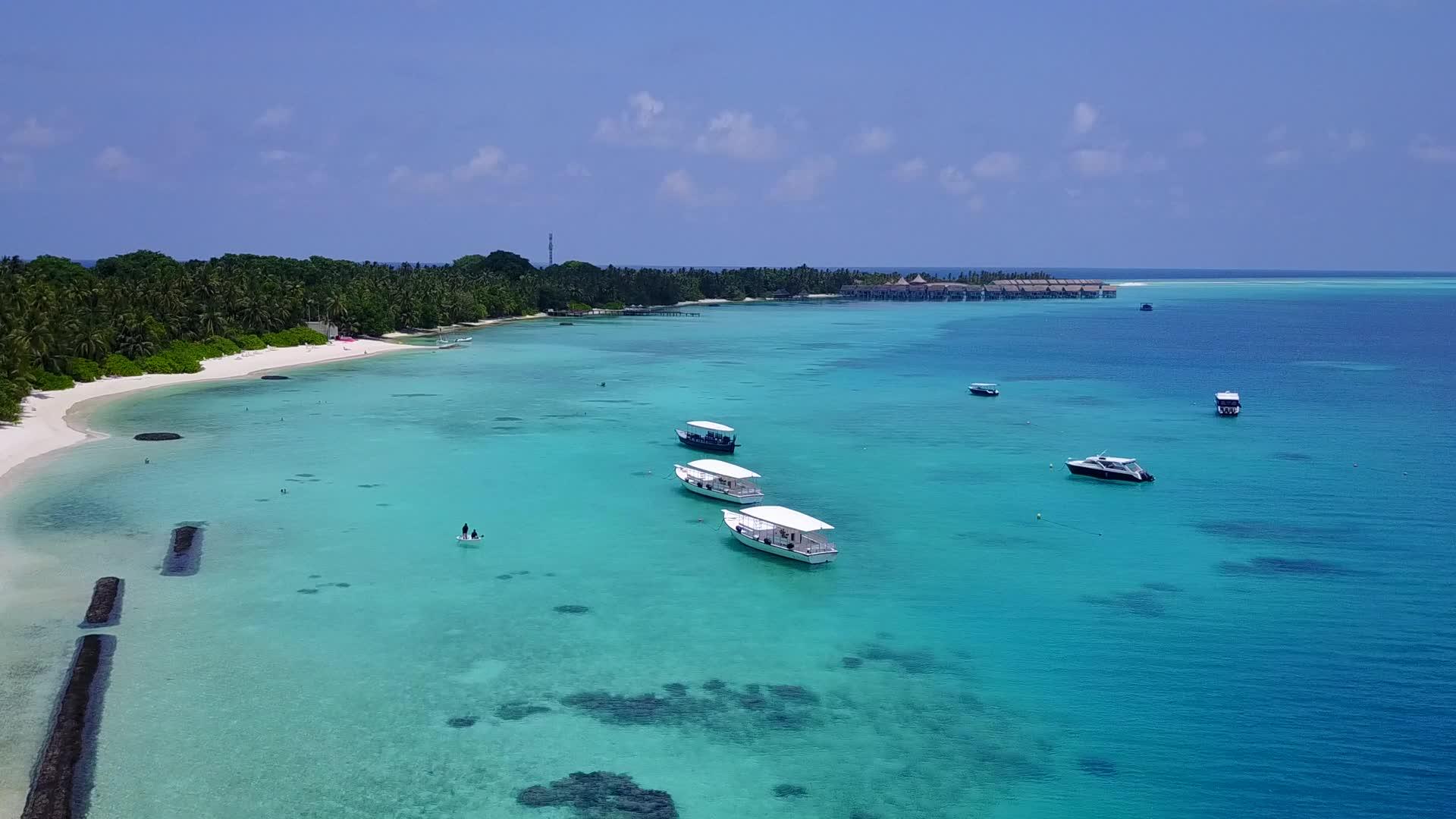 海洋旅游海滩旅游以透明环礁湖和白色沙滩为背景视频的预览图