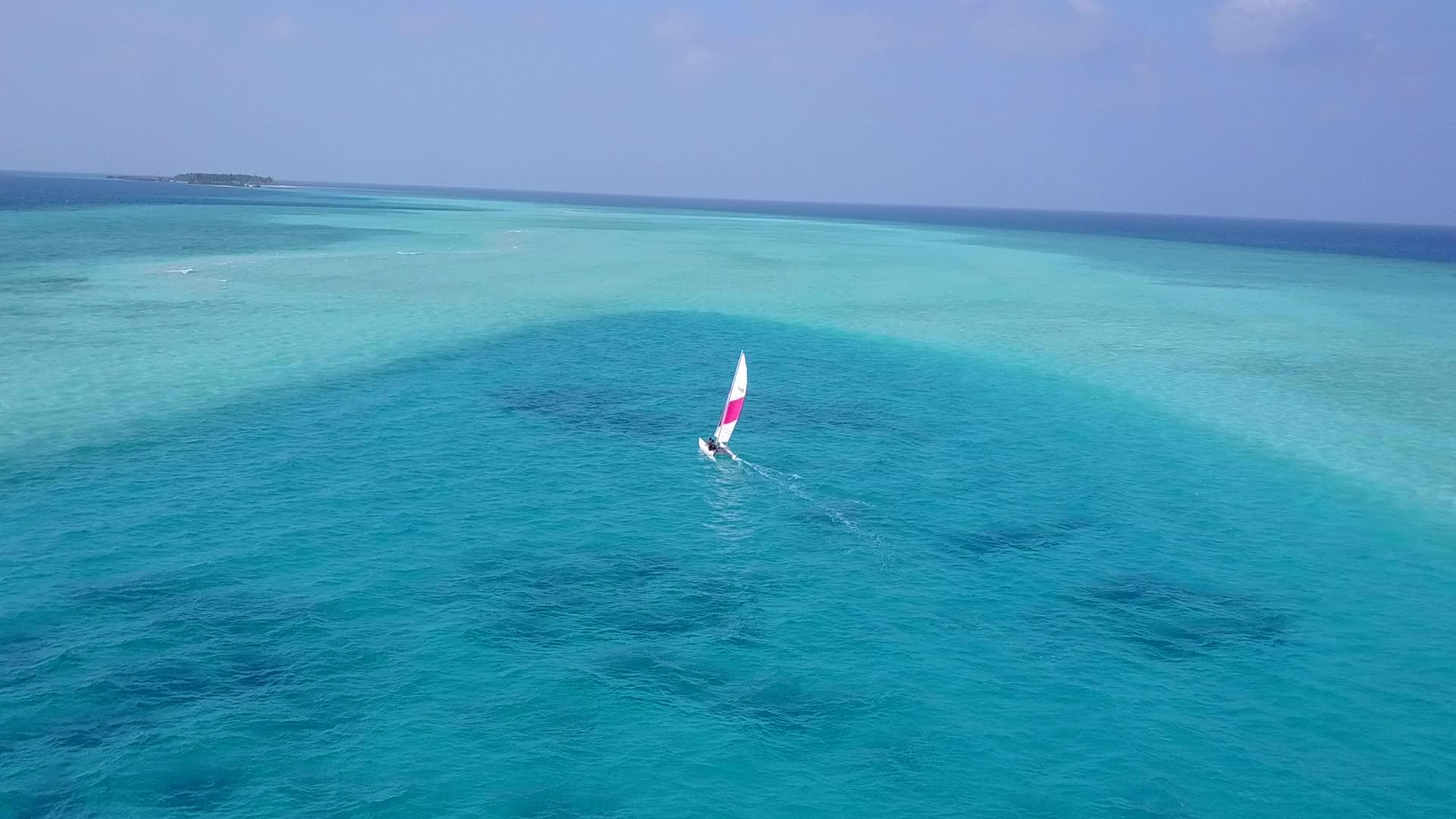 以蓝海和白沙为背景的热带海湾海滩蓝海冒险视频的预览图