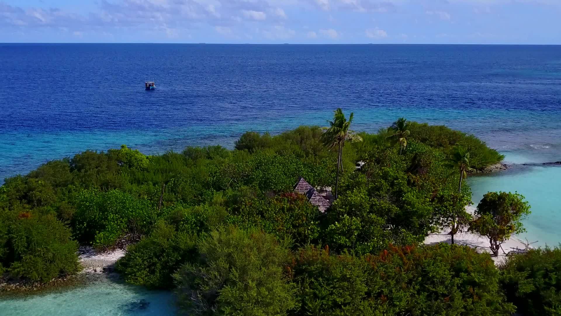 岛屿海滩度假期间无人驾驶的背景是透明的海洋和白色视频的预览图