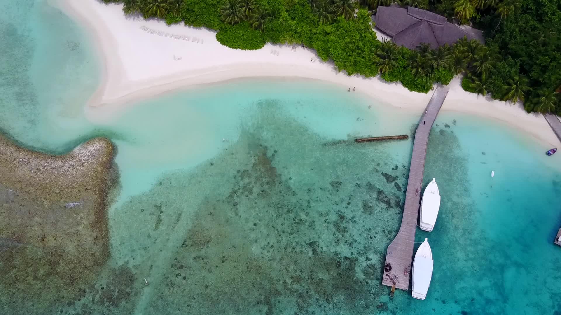 白沙背景蓝海海岸海滩冒险无人机空中海景视频的预览图