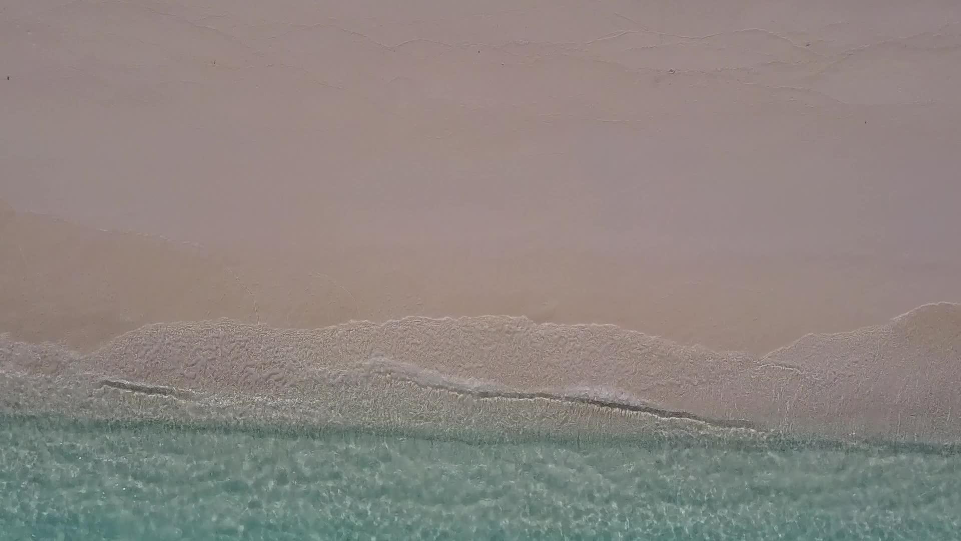 蓝海和白沙背景海滩之旅视频的预览图