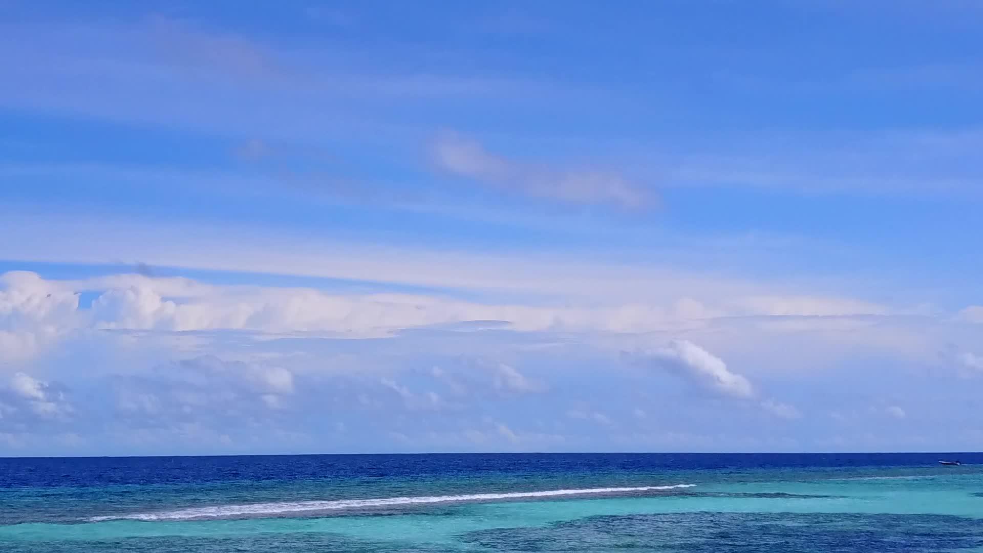 安静的海岸海滩视频的预览图