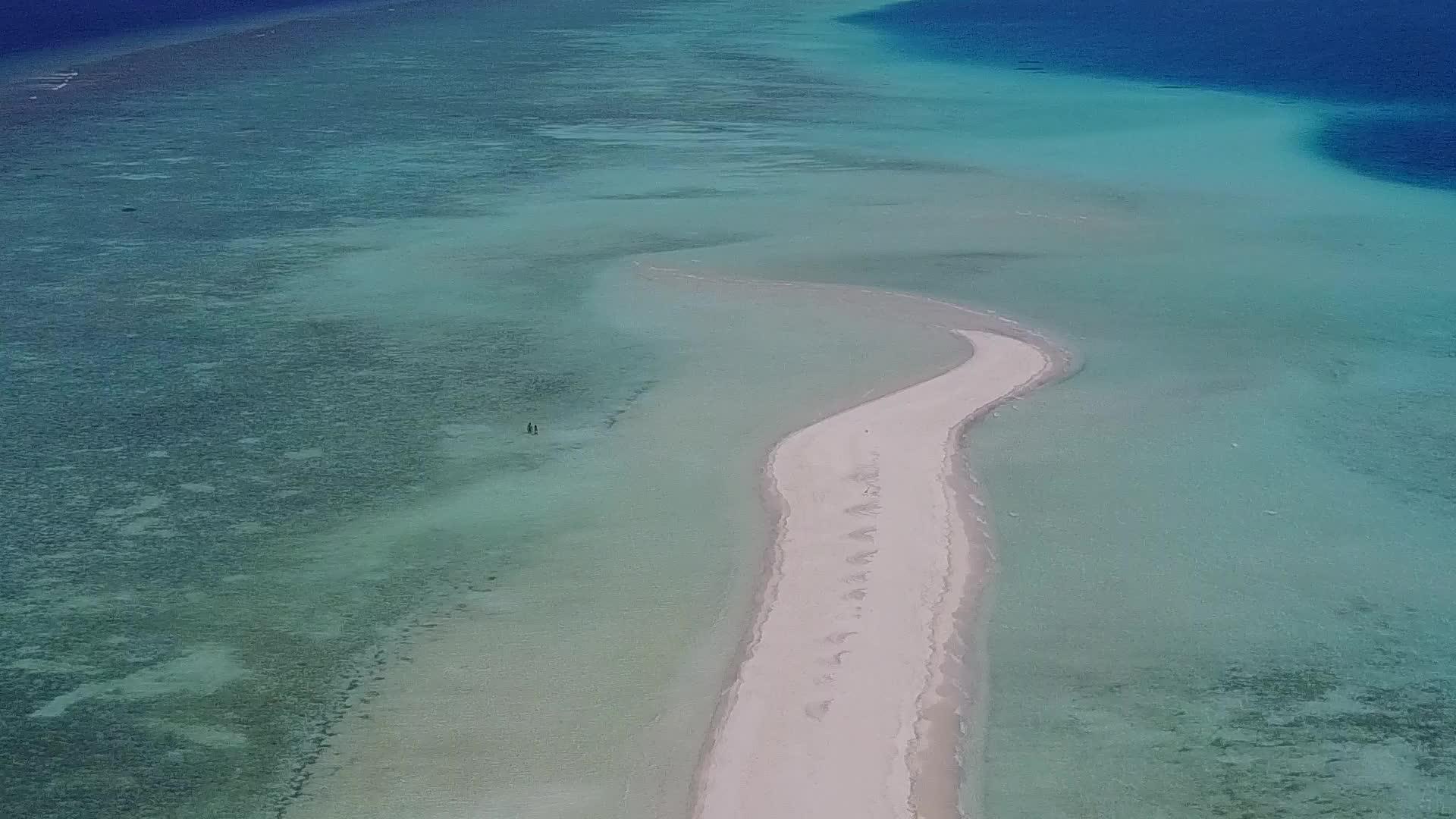 以白沙为背景的绿松石环礁湖在天堂海滩沿海航行视频的预览图