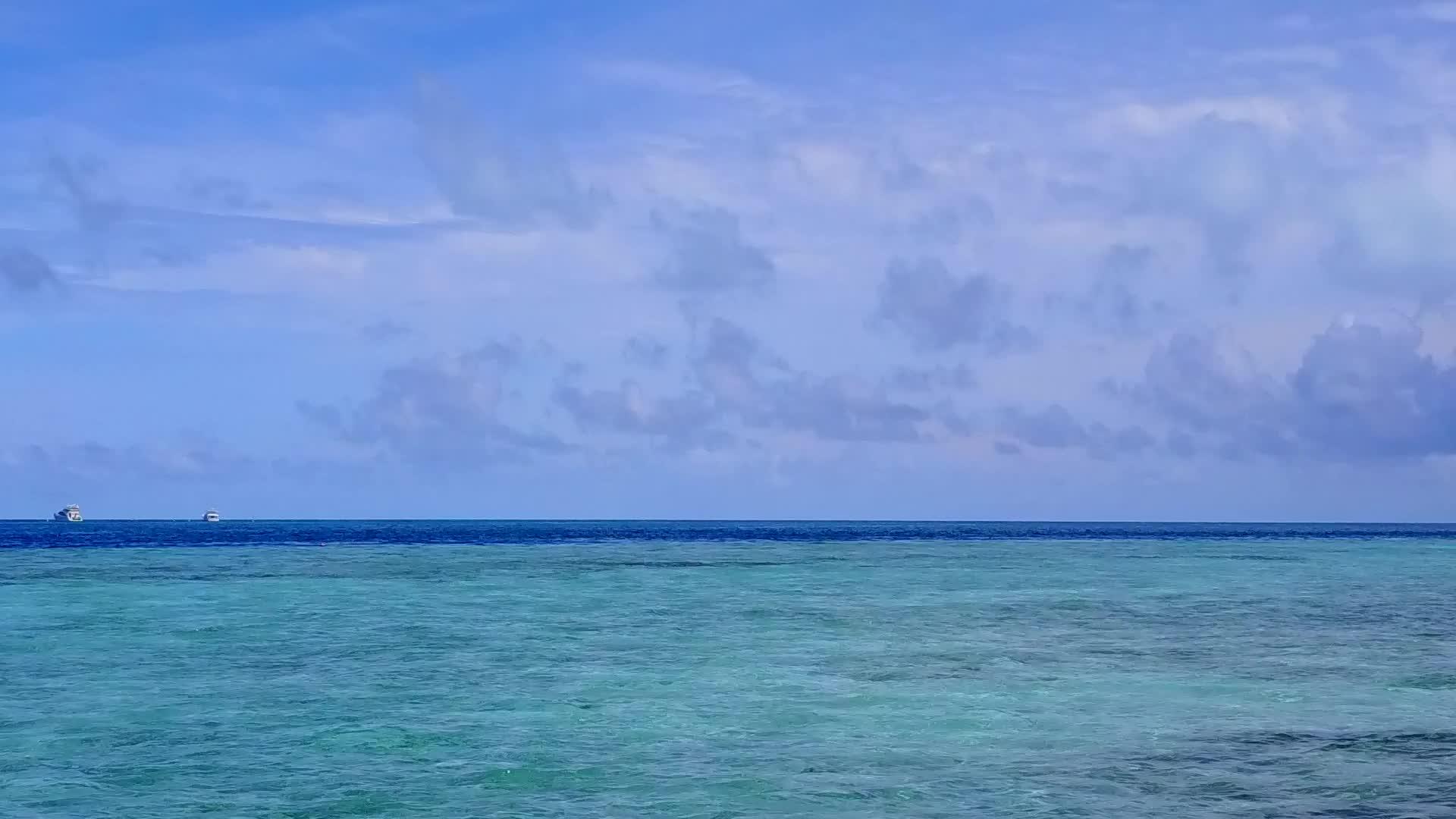 豪华海滨海滩冒险无人机海景在蓝海和明亮的沙滩背景下视频的预览图