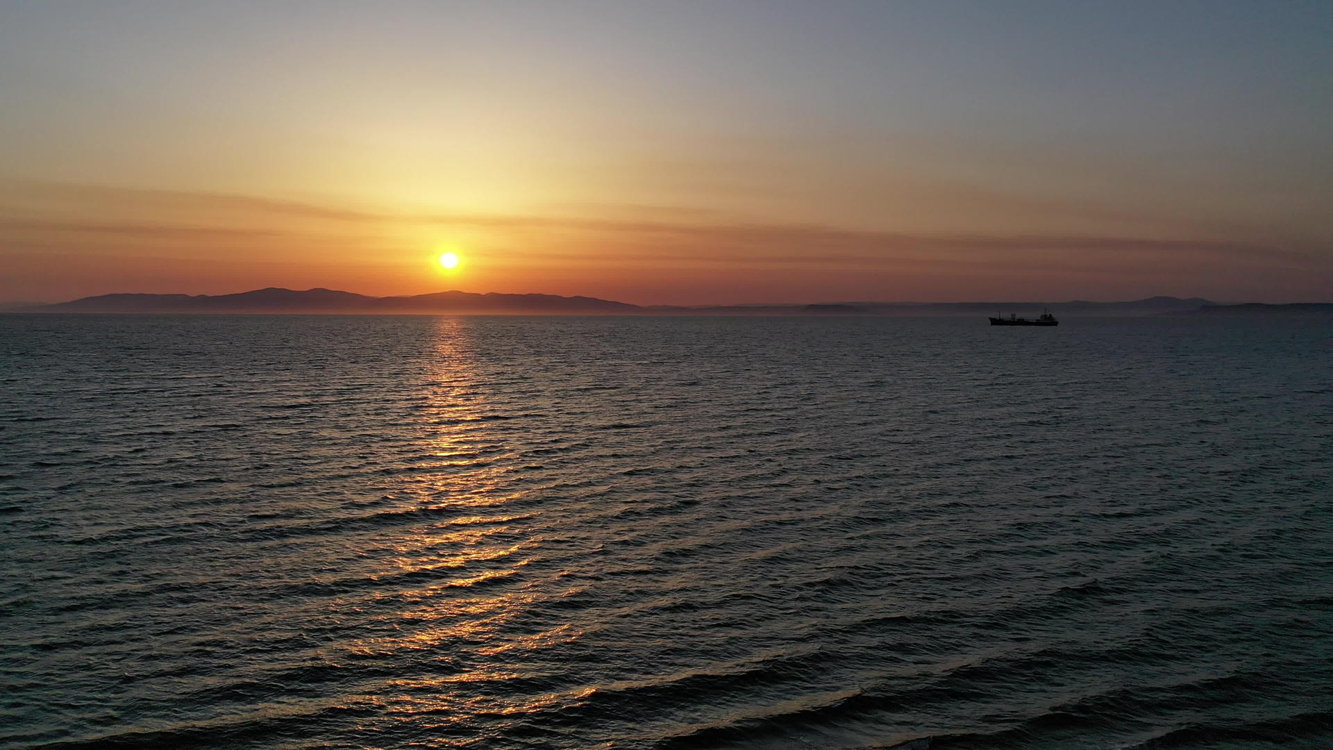 日落和地平线上的海景视频的预览图