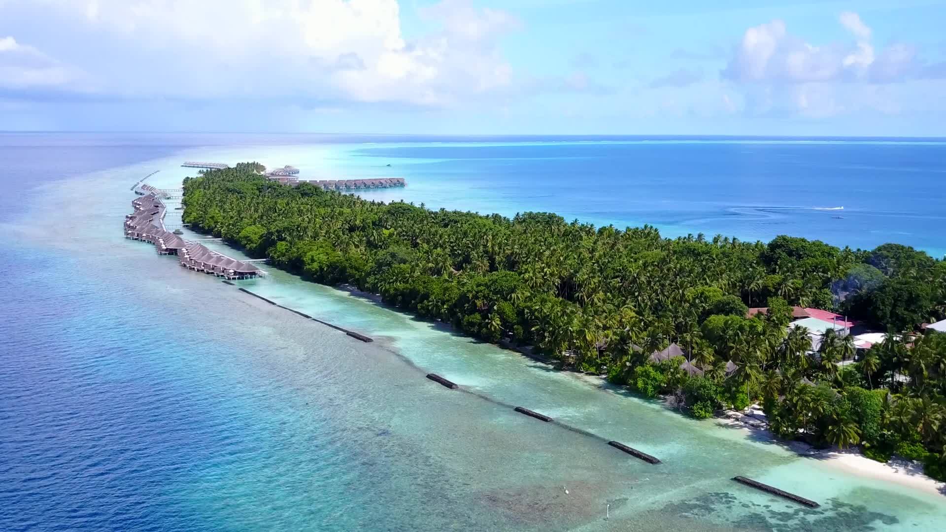 蓝色泻湖和明亮沙滩背景下热带海景海滩的无人机空中摘要视频的预览图