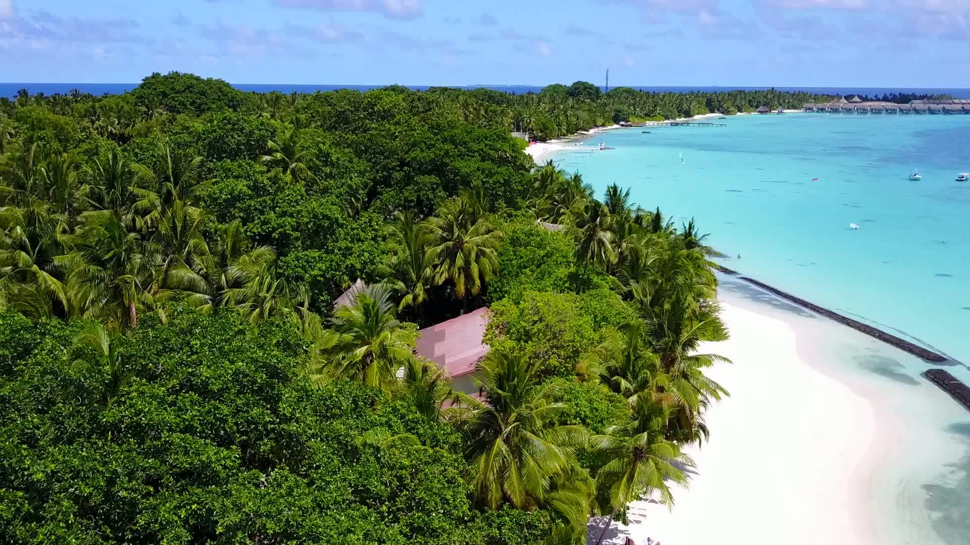 蓝色环礁湖和白色海滩背景的放松海景海滩度假观看视频的预览图