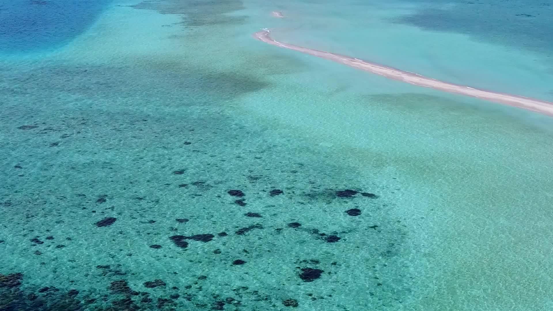 白沙背景蓝水休闲湾海滩度假无人机空中风景视频的预览图