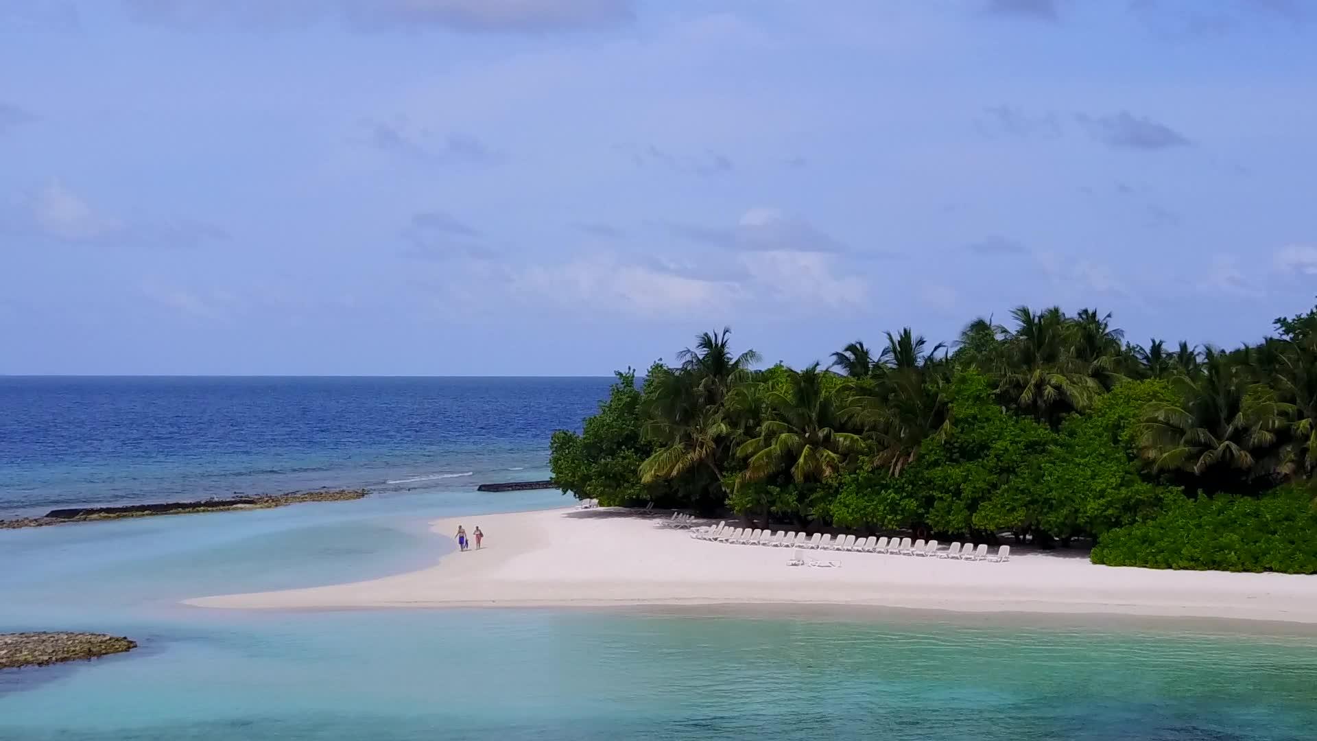 浅海和白色海滩背景的宁静岛屿海滩度假自然无人驾驶无人驾驶视频的预览图