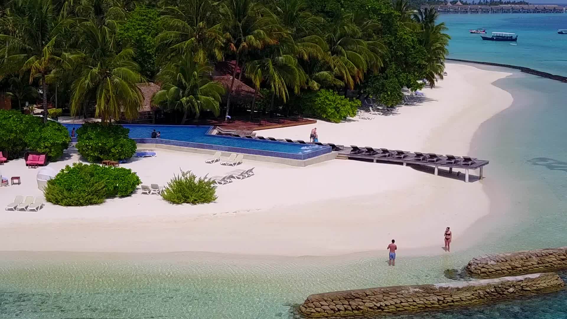 观察蓝色环礁湖和白色沙滩的背景视频的预览图