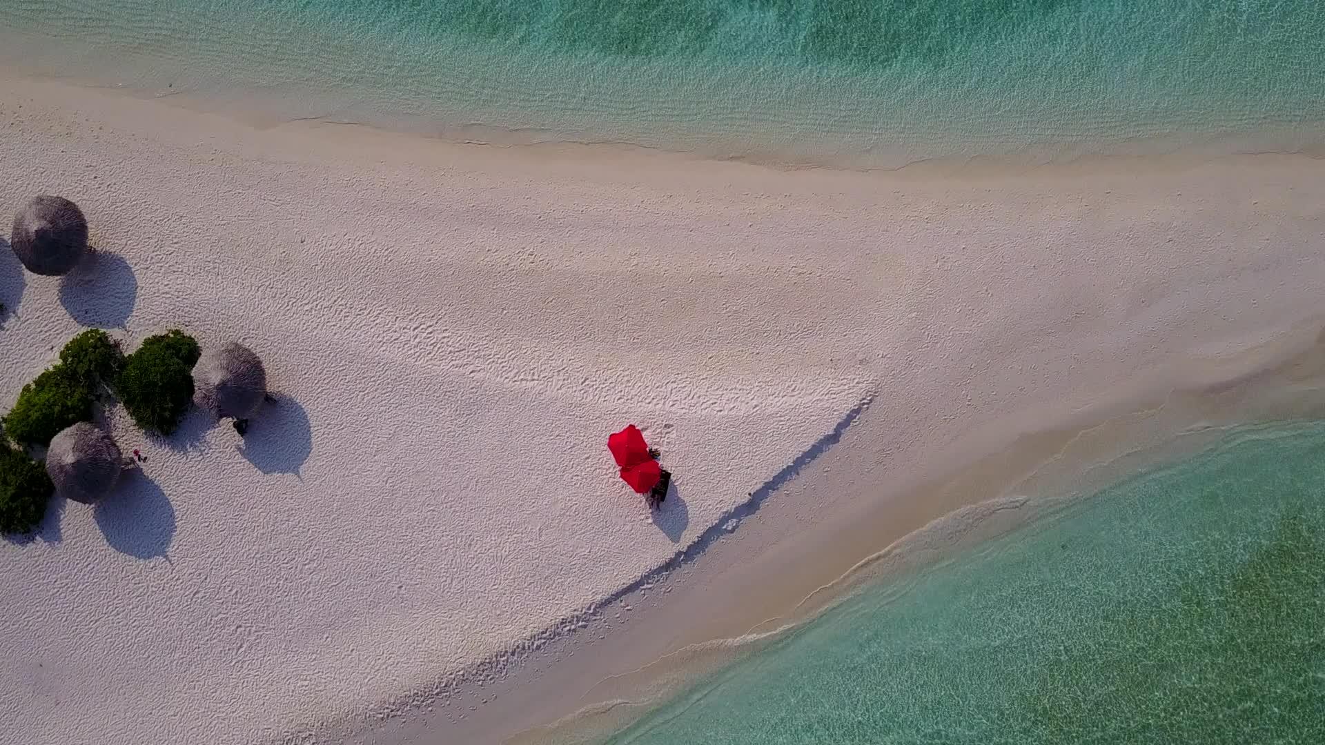 海岸海滩航行浅海白沙底浅海无人驾驶飞机飞行视频的预览图