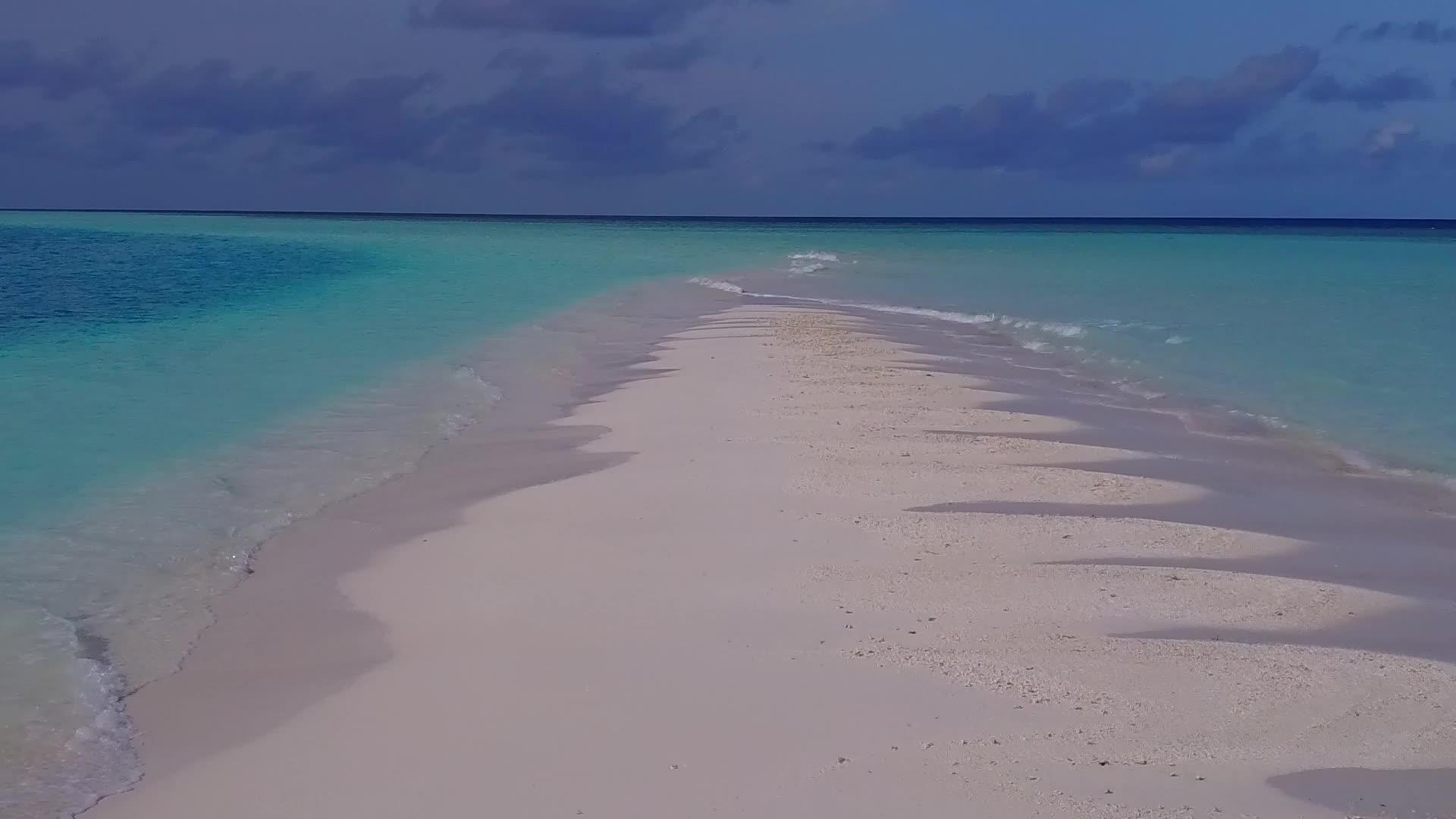 蓝色环礁湖和白色沙滩背景热带岛屿海滩假日在空中观看视频的预览图