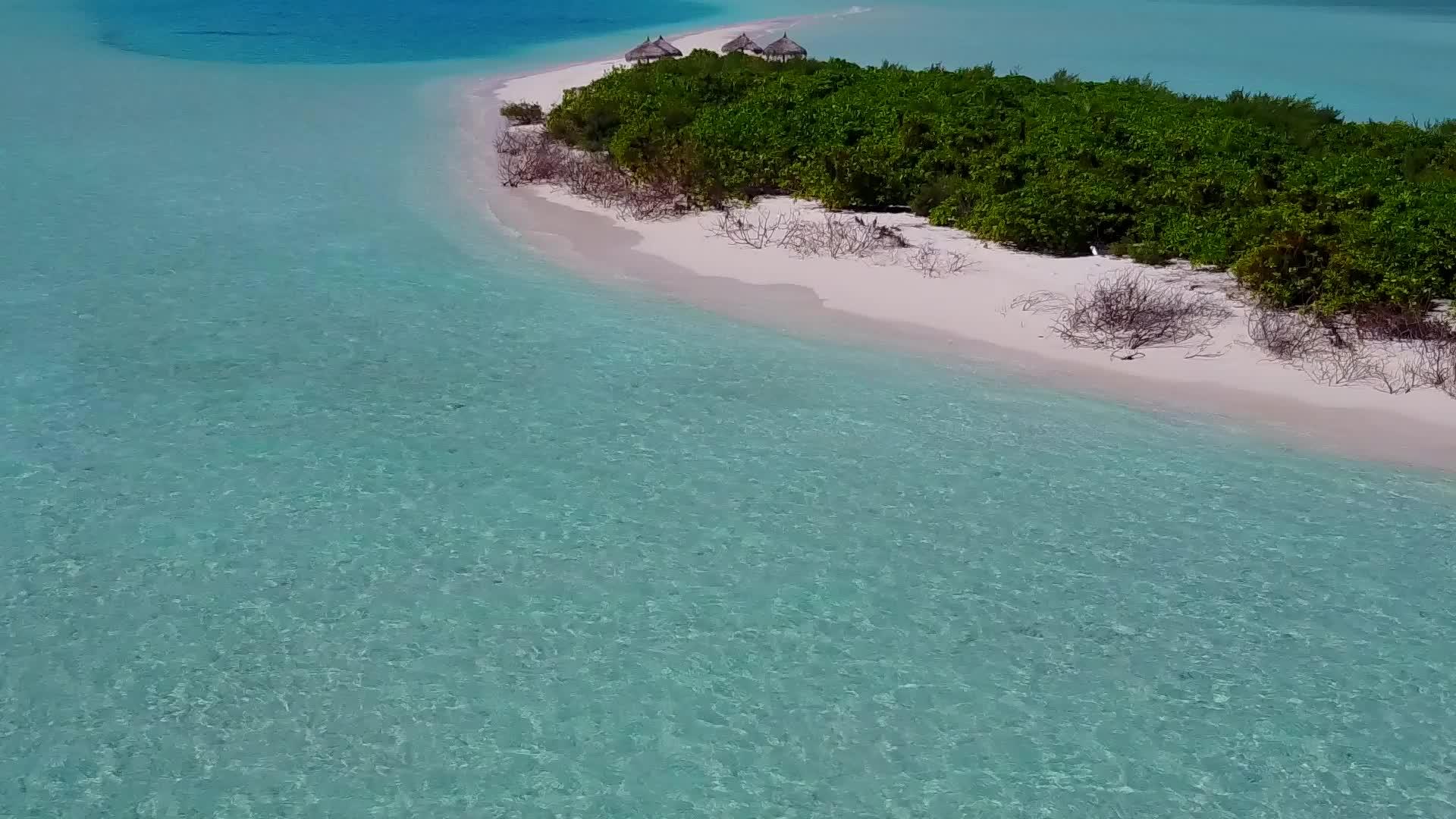 以蓝色环礁湖和白色沙沙为背景缓冲海岸海滩休息的空气视频的预览图