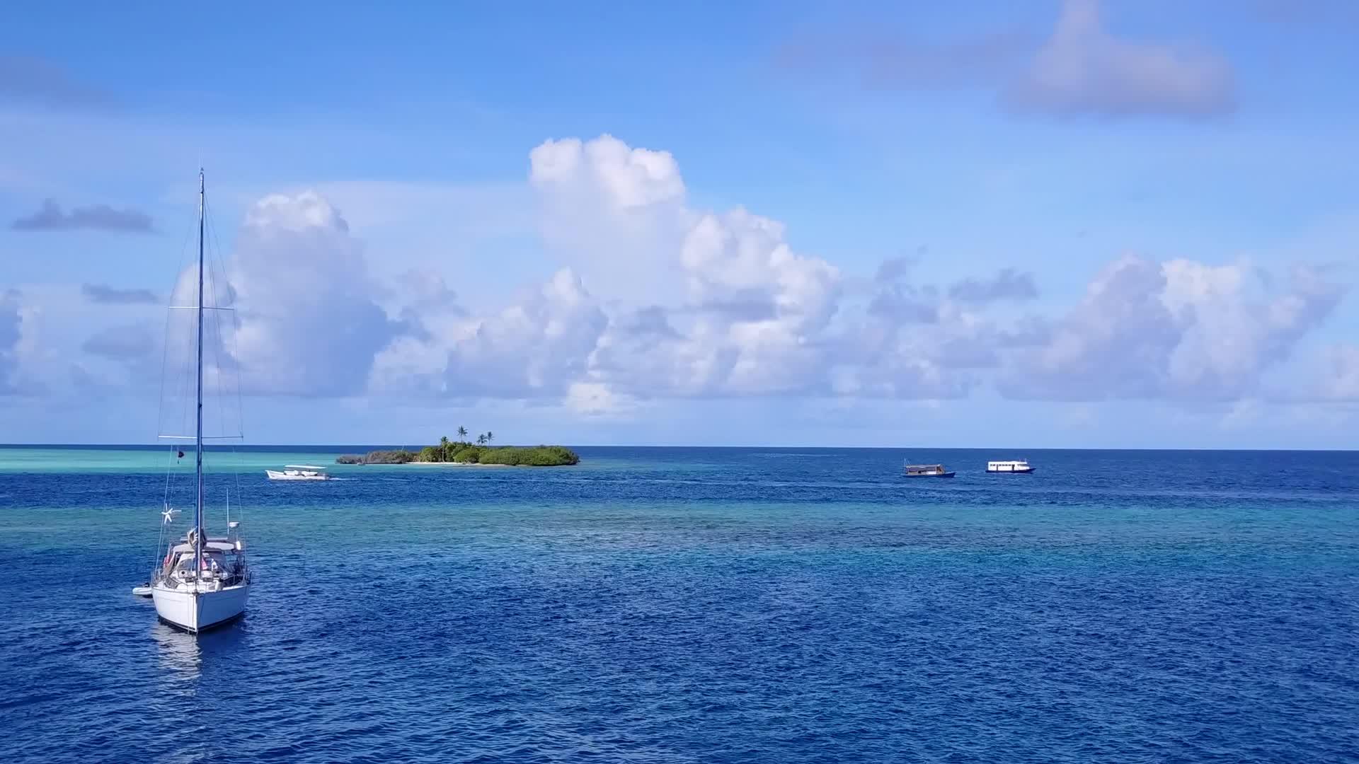 白沙背景水蓝泻湖热带泻湖海滩之旅无人机纹理视频的预览图