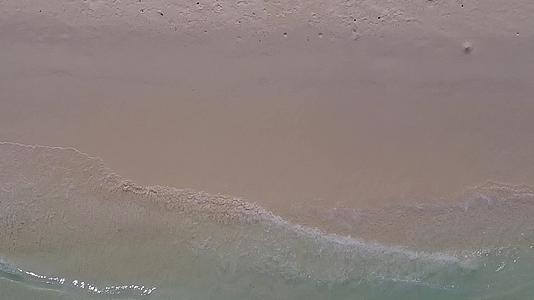 天堂海滨海滩从透明的海洋和白色含沙背景航行视频的预览图