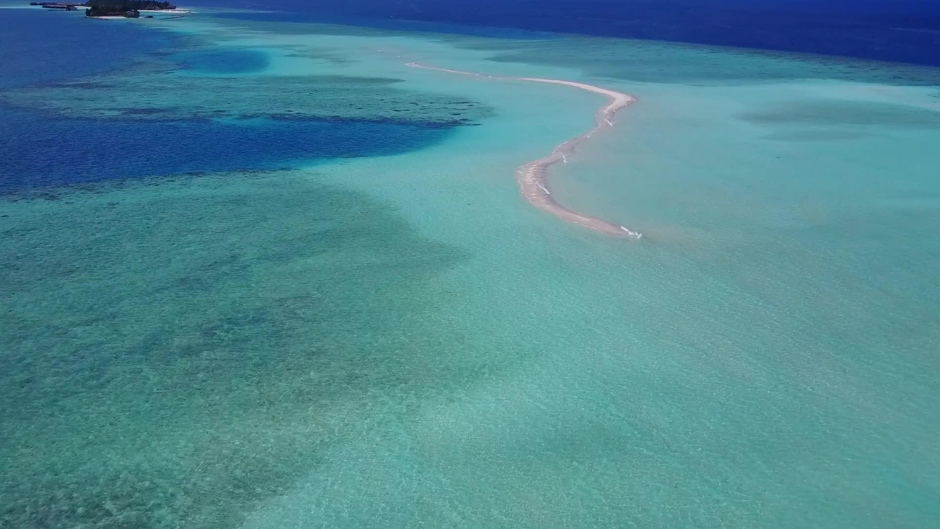 在清澈的环礁湖和白色海滩的背景下进行海岸海岸冒险视频的预览图