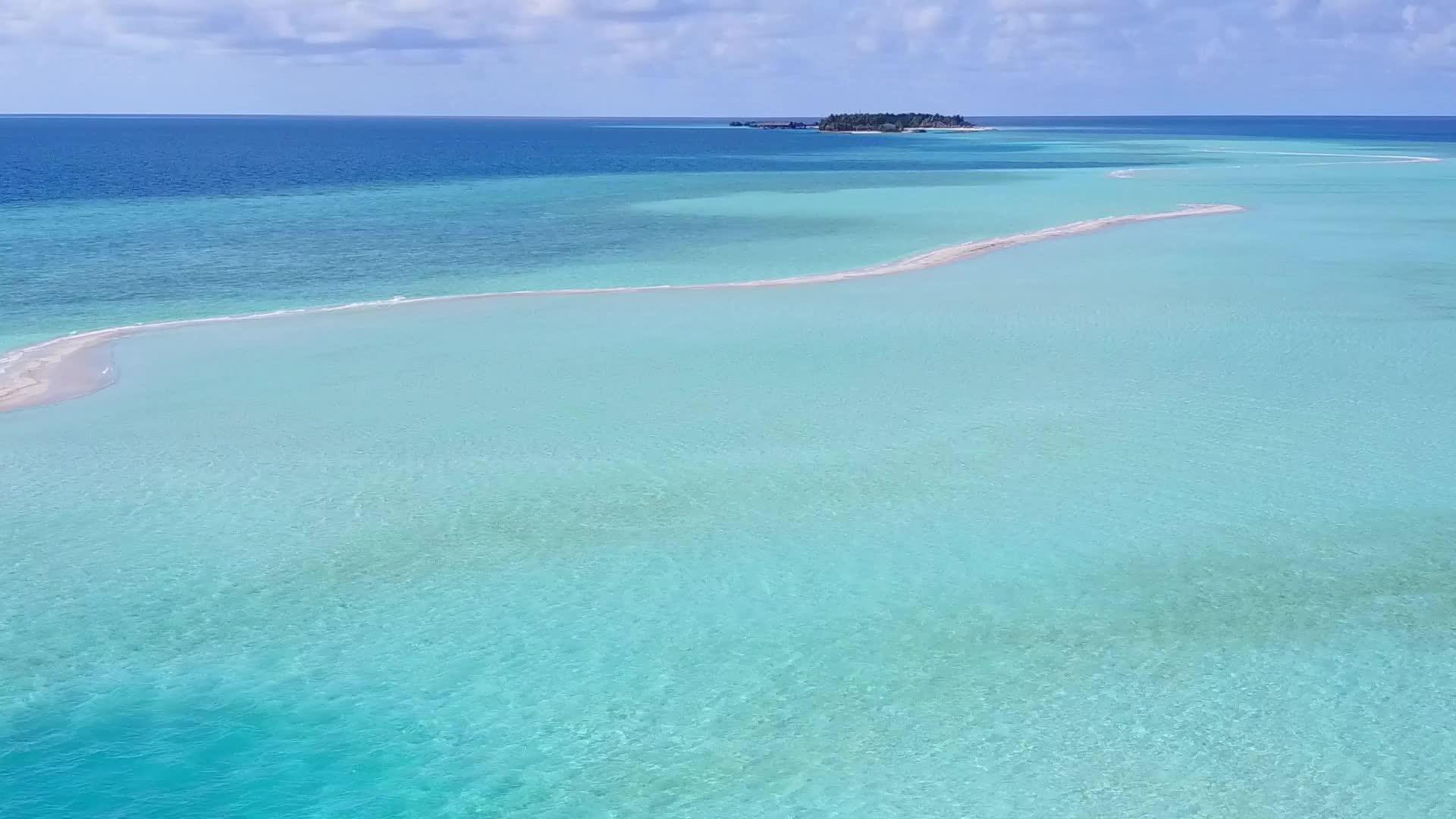 热带度假胜地海滩经过蓝海和白沙底蓝海视频的预览图
