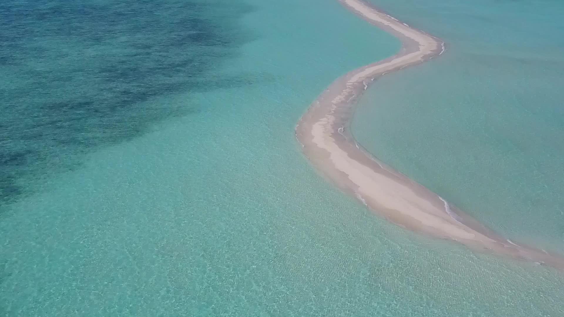 豪华海滩风景背景为透明环礁湖和白色海滩视频的预览图