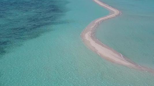 豪华海滩风景背景为透明环礁湖和白色海滩视频的预览图