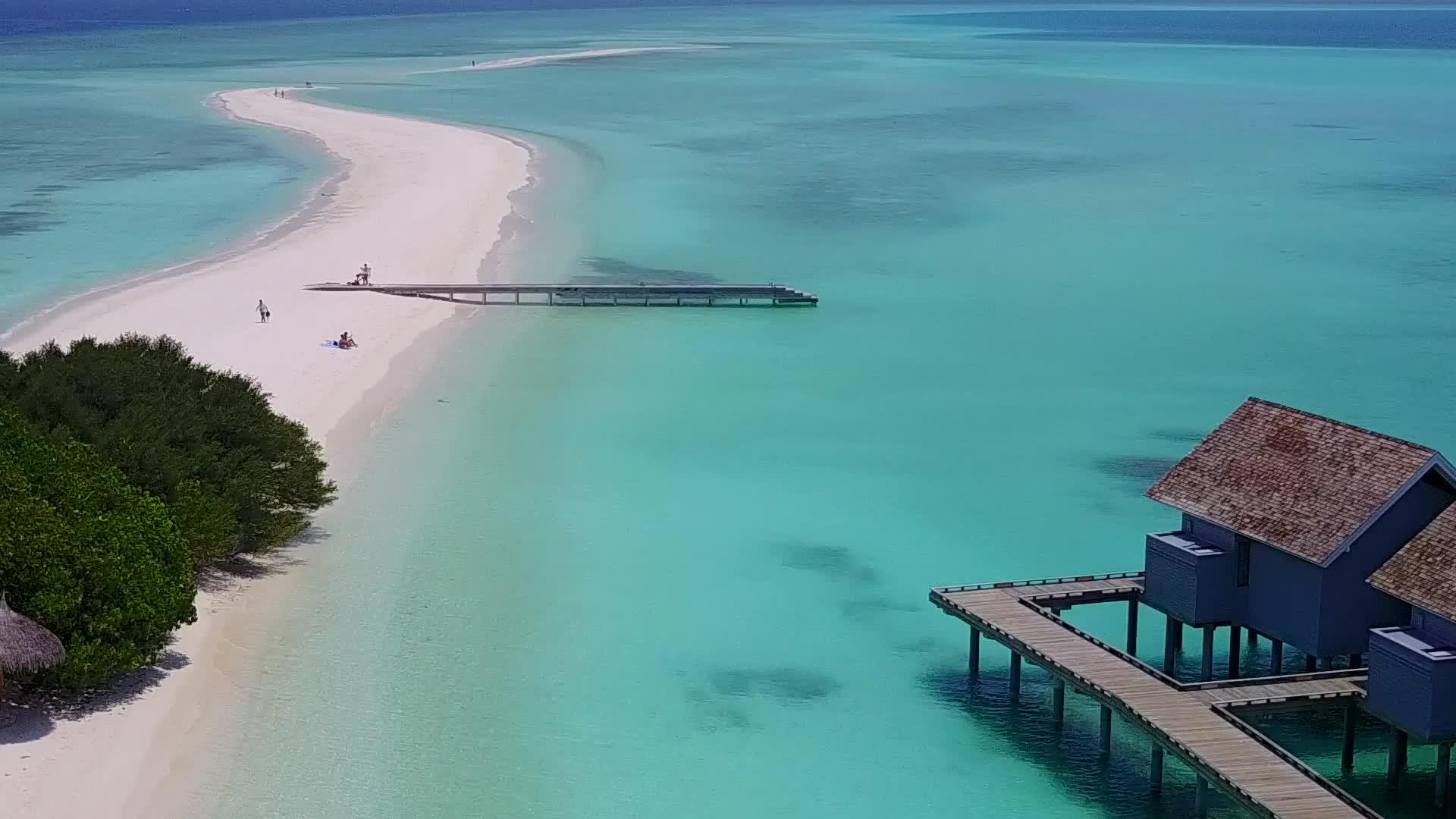 以透明环礁湖和白色沙沙为背景乘坐天堂旅游海滩野生海滩视频的预览图