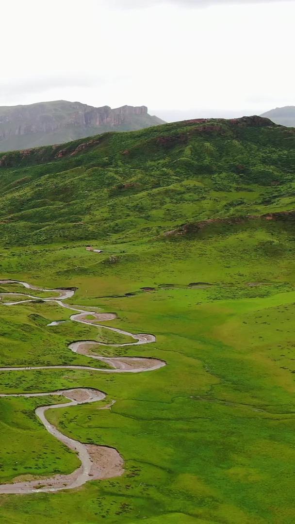祁连山蜿蜒的河流和公路航拍视频视频的预览图