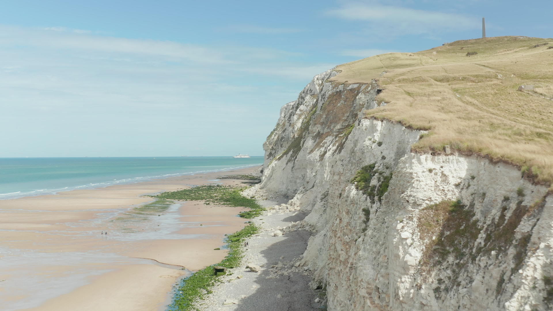 白色的悬崖和白色的悬崖伴随着海风美丽的蓝色天空照耀着弗朗西斯视频的预览图
