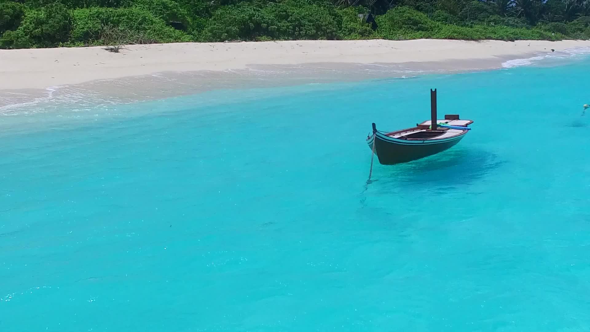 白色沙底浅水车在豪华的旅游海滩探索无人驾驶飞行视频的预览图