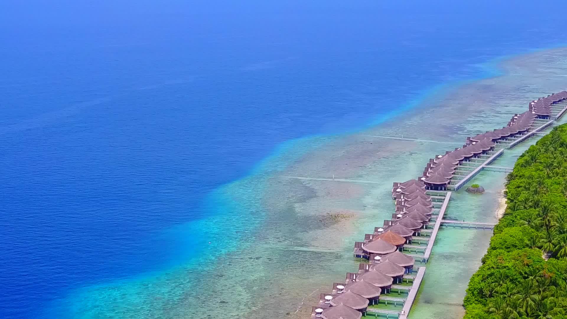 长河海岸海滩的无人飞机以蓝海和清洁沙地为背景视频的预览图